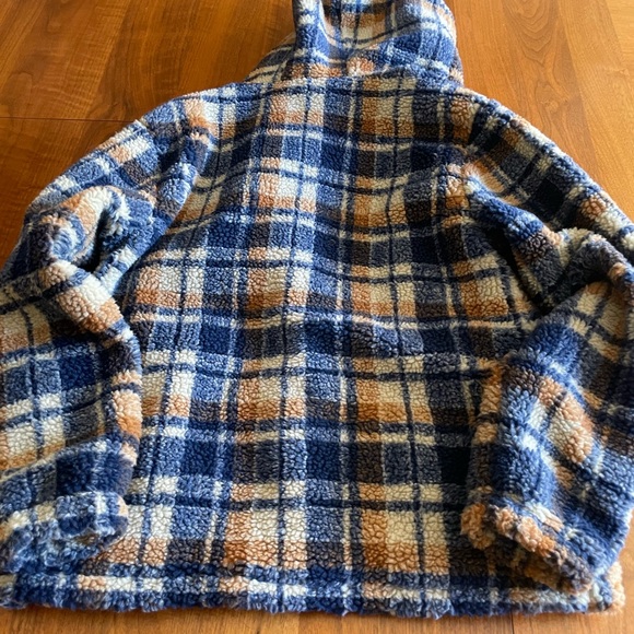 Men’s Small Plaid Zip Up Teddy Hooded with drawstrings. Zipper pockets outside - Picture 9 of 11